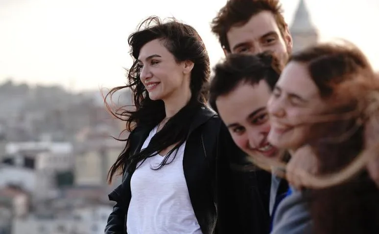 C’è un fatto sul set che rende Birce Akalay e Mert Fırat molto felici!