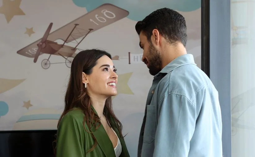 Il duo Halit Özgür Sarı e Simay Barlas è diventato una delle migliori coppie di serie TV della nuova stagione!