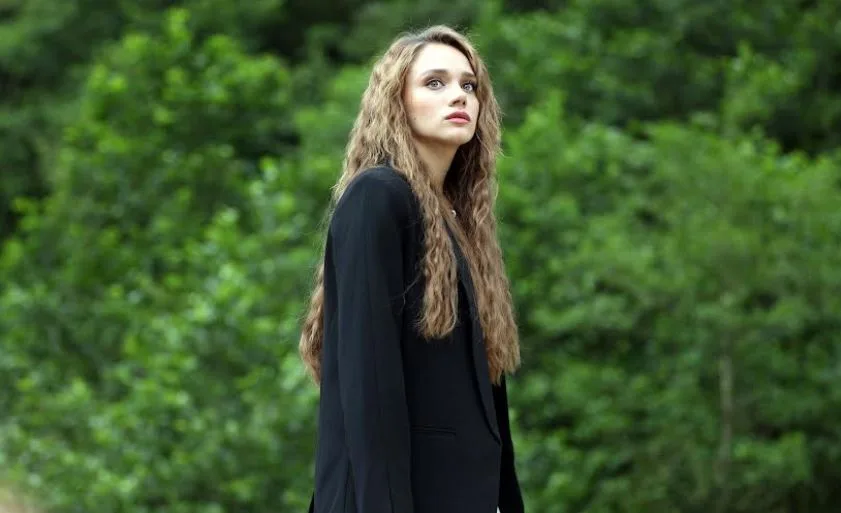 Miray Daner riesce ad entrare nell’anima del personaggio, la serie Hudutsuz Sevda prende il volo!