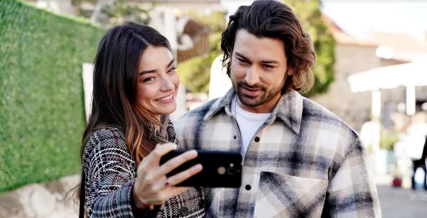 Alp Navruz e Ayça Ayşin Turan sono diventati motivo di orgoglio all’estero!