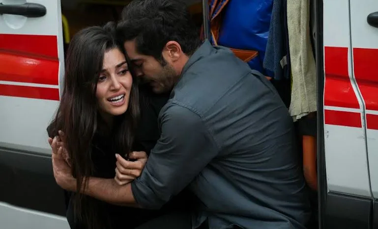 Il profondo dolore di Leyla sarà un grande test per Hande Erçel nella serie TV Bambaşka Biri