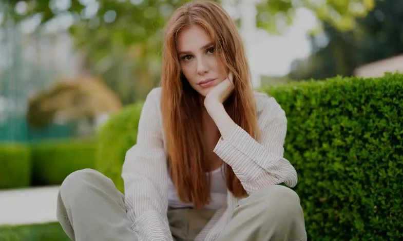 Anche se la serie è giunta al finale, il successo sui social media di Elçin Sangu è abbagliante!