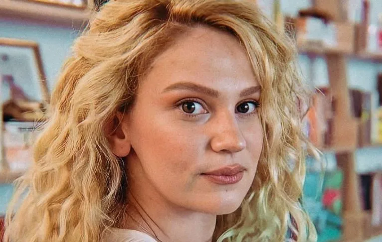 Farah Zeynep Abdullah si è espressa contro coloro che vedevano la scena del bacio come un atto di coraggio!