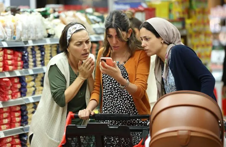 La serie Kirli Sepeti con Ceren Moray, Ayça Bingöl e Cansu Tosun ha creato stabilità!