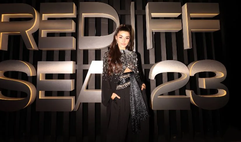 Hande Erçel ha attirato l’attenzione con il suo stile di abbigliamento al festival internazionale a cui ha partecipato!