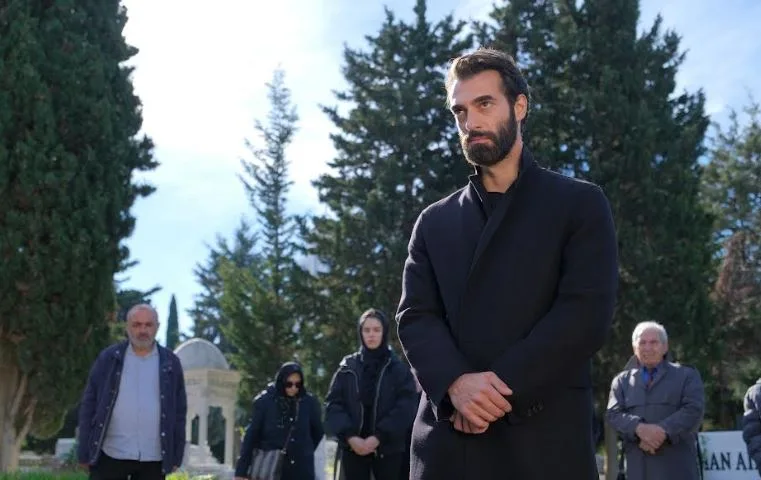 Ha fatto un ritorno esplosivo sullo schermo con il suo nuovo ruolo che ha entusiasmato İlker Kaleli!