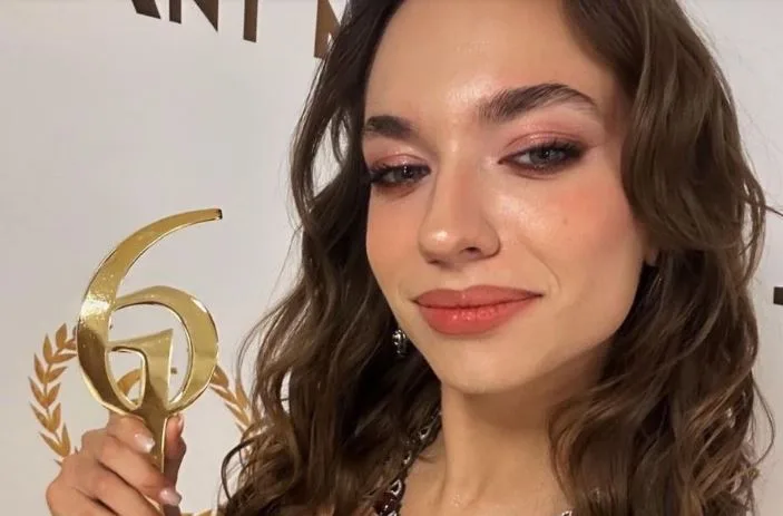 Eylül Tumbar e il suo partner Enes Koçak si sono goduti il premio!