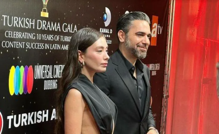 Neslihan Atagül e Kadir Doğulu sono stati gli ospiti d’onore del gala che celebrava le serie televisive turche in America