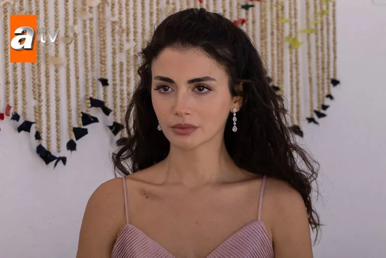 Sia Özge Yağız che la serie TV Safir, con lei protagonista, hanno iniziato bene il 2024!