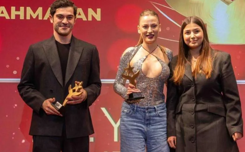 La serie Şahmaran ha portato ancora una volta la felicità a Burak Deniz e Serenay Sarıkaya!