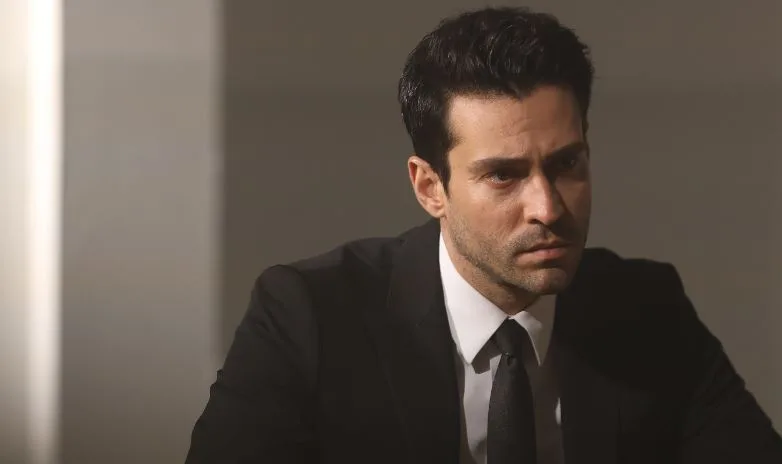 Ekin Koç sorprenderà i suoi fan con la sua nuova serie Taş Kağıt Makas!