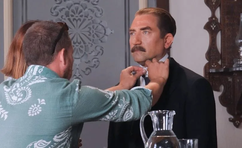 La fase di preparazione del trucco Atatürk di Yiğit Özşener è durata 6 settimane!