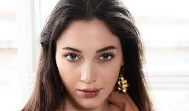 Cemre Gümeli, che ha brillato nella serie TV Elimi Bırakma, è tornato di nuovo sui televisori!