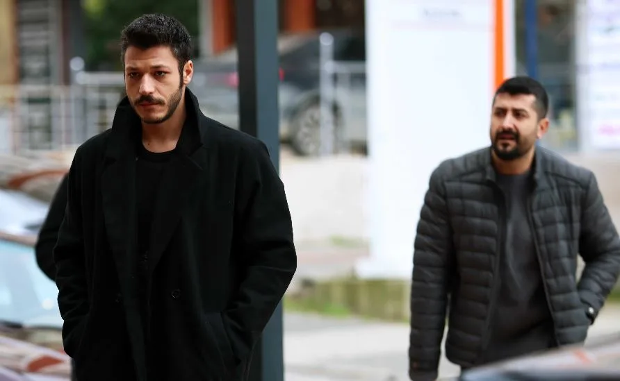 Kubilay Aka è tornato sui set con una delle serie TV più diverse della stagione!
