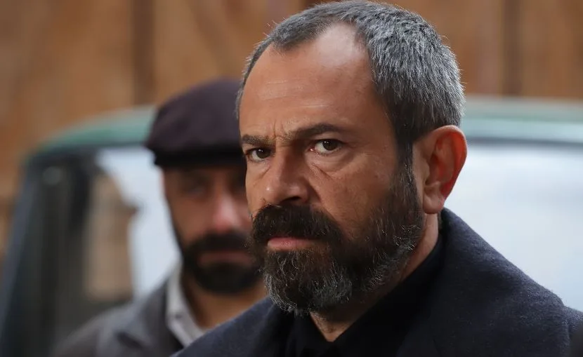 Guarderai il recital di Olgun Şimşek con il personaggio del proprietario terriero Celal nella serie TV Kara Ağaç Destanı!