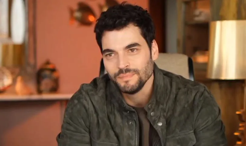 Akın Akınözü dovrà spingere le sue capacità di recitazione nella serie TV Yaban Çiçekleri!