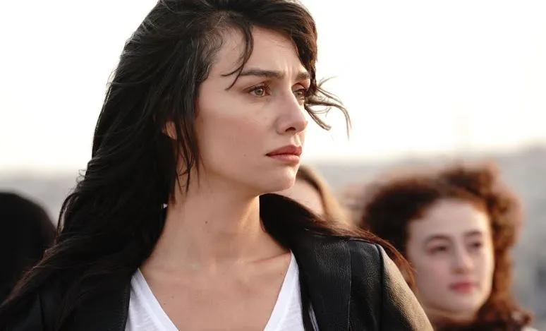 Birce Akalay è stata scelta come “Donna simbolo dell’anno” con il supporto delle sue fan!