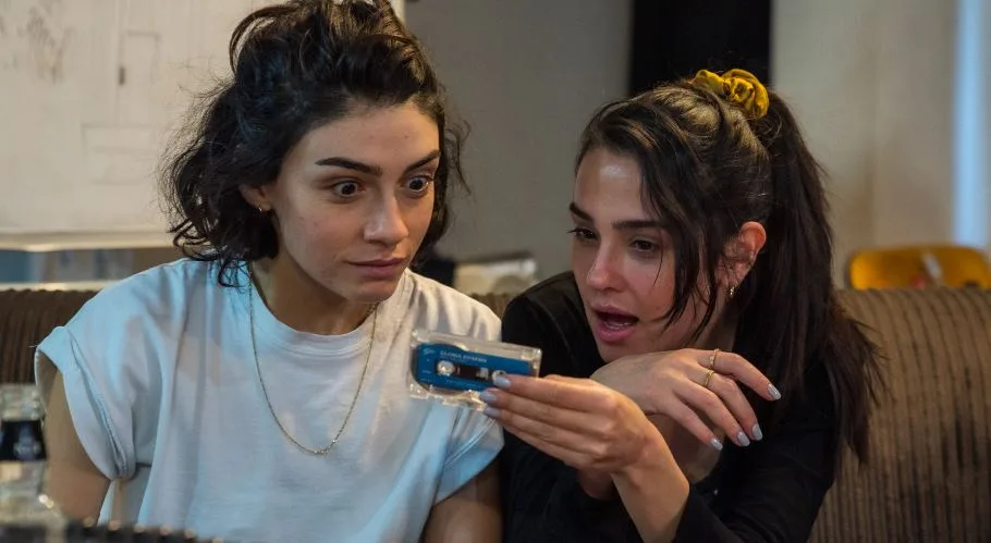 Funda Eryiğit ha elogiato la sua co-protagonista Hazar Ergüçlü per il suo ruolo di donna del padiglione!
