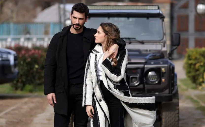 Il successo di Deniz Can Aktaş e Miray Daner nella serie Hudutsuz Sevda è abbagliante!