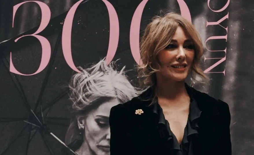 Zerrin Tekindor è apparsa sul palco per la 300esima volta con la sua opera teatrale intitolata Toz!