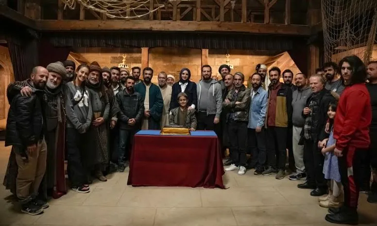 Le riprese della serie Aziz Mahmud Hüdayi Aşkın Yolculuğu sono terminate, la squadra si è incontrata alla cena d’addio!