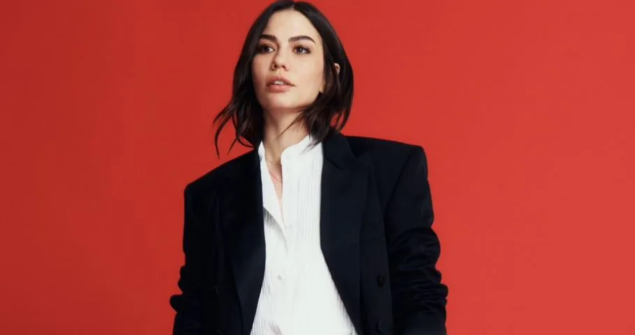 Dopo Can Yaman, anche Demet Özdemir ha fatto un passo importante nella sua carriera in Italia!