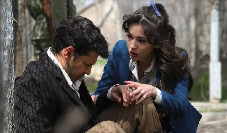 Nell’ottavo nuovo episodio della serie Kara Ağaç Destanı, Ömer prende una decisione cruciale!