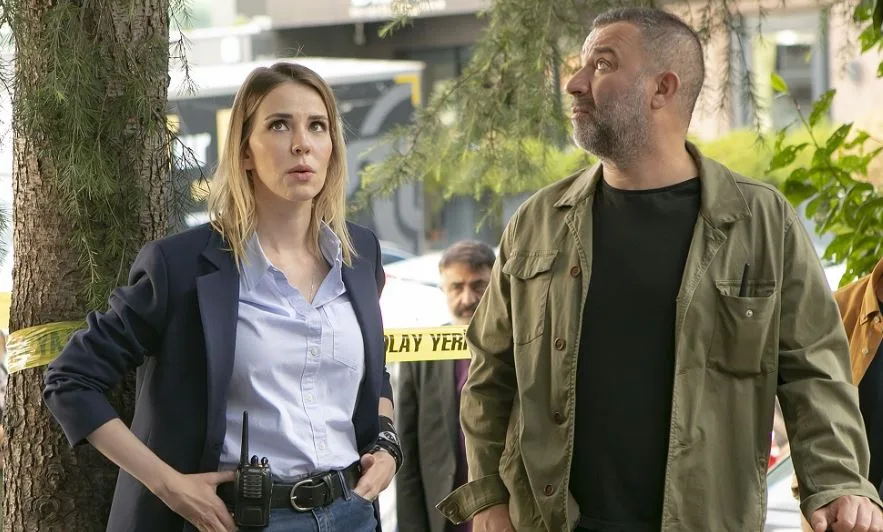 Con il post di Şevket Çoruh su Oya Okar, il sogno dei fan della serie Arka Sokaklar è diventato realtà!