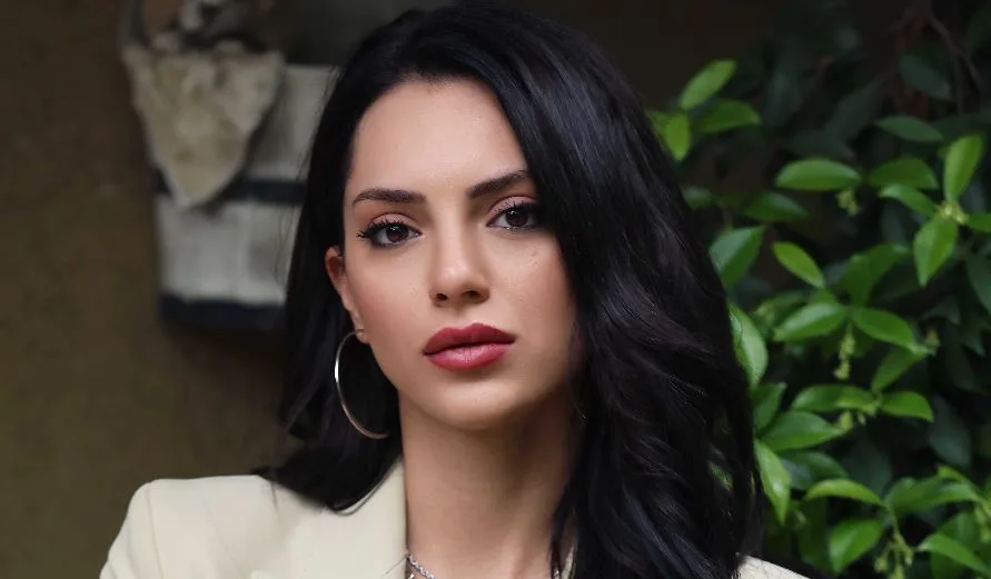 Sera Kutlubey darà un inizio esplosivo alla serie İnci Taneleri!