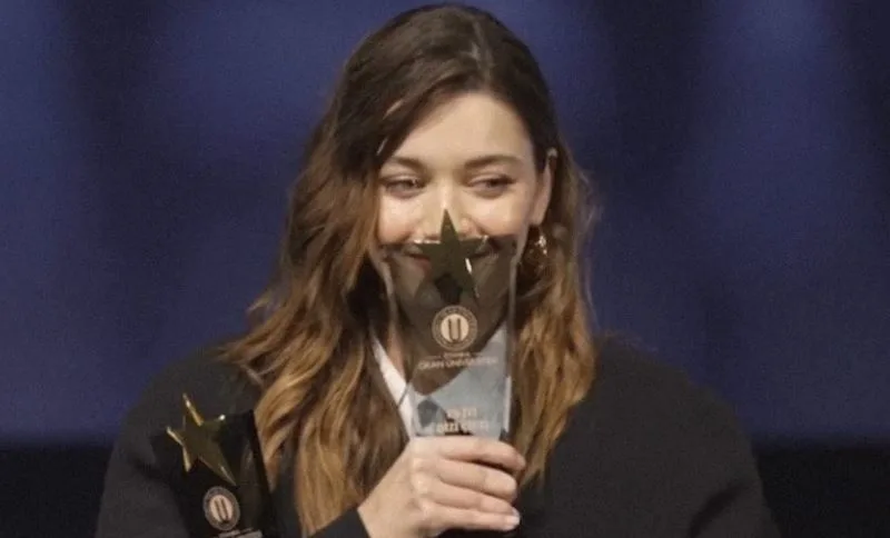 Afra Saraçoğlu abbatte i commenti negativi su di lei premiandoli!