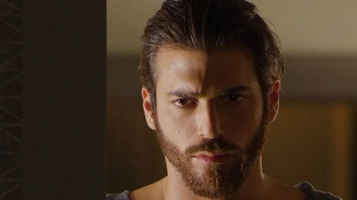 Per Can Yaman la serie italiana Viola Come il Mare rappresenta un nuovo inizio di carriera!
