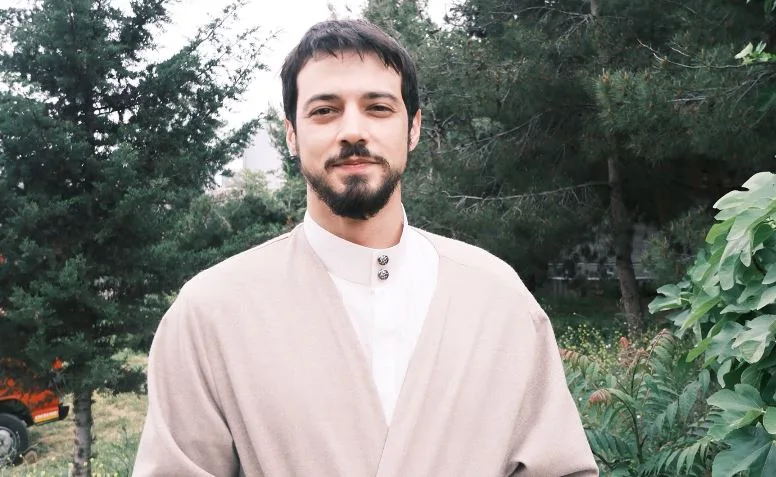 La serie TV Kızıl Goncalar ha aiutato Mert Yazıcıoğlu a salire di qualche livello in più nel suo percorso professionale!