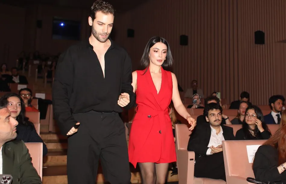 Özge Yağız e Burak Berkay Akgül hanno vissuto la felicità del premio con la serie TV Safir!