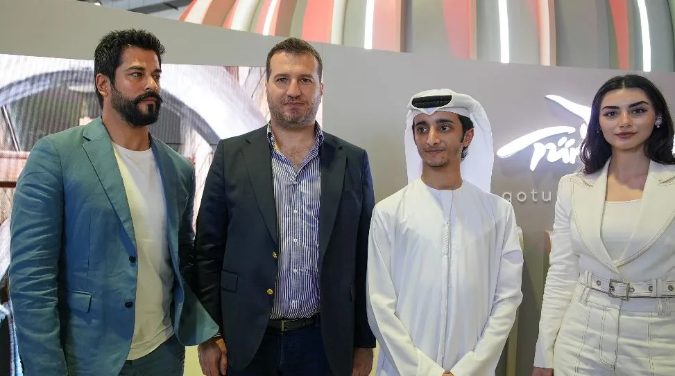 Burak Özçivit e Özge Törer hanno attirato grande attenzione a Dubai!