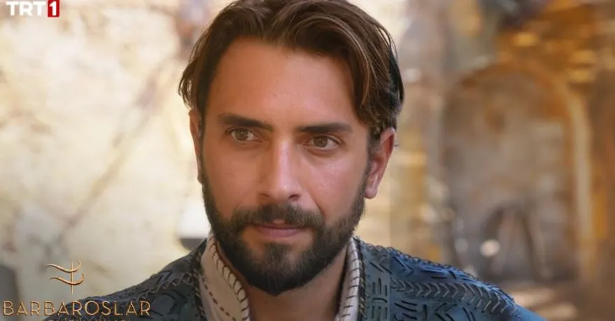 Ulaş Tuna Astepe torna di nuovo sui set, i suoi fan lo aspettano con entusiasmo!