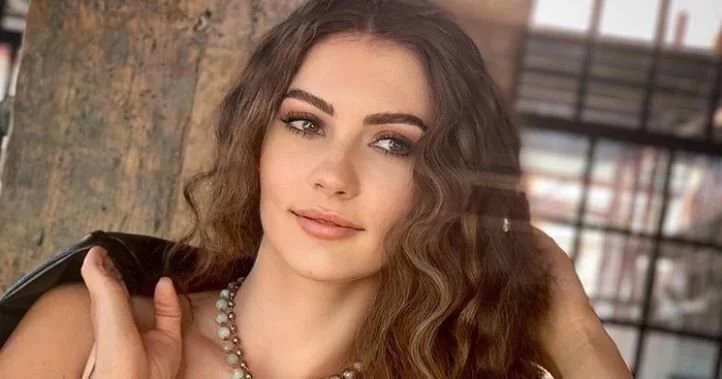 Chi è Burcu Özberk? Dove è nata – Altezza – Età – Serie – Famiglia
