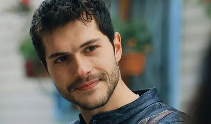 Alperen Duymaz Chi è? Di dove è – Altezza – Età – Serie TV – Famiglia