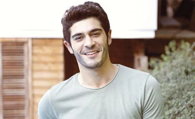 Burak Deniz Chi è? Di Dove è Originario – Altezza – Età – Serie TV – Famiglia