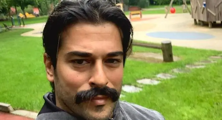 Burak Özçivit Chi è? Di dove è – Altezza – Età – Serie TV – Famiglia