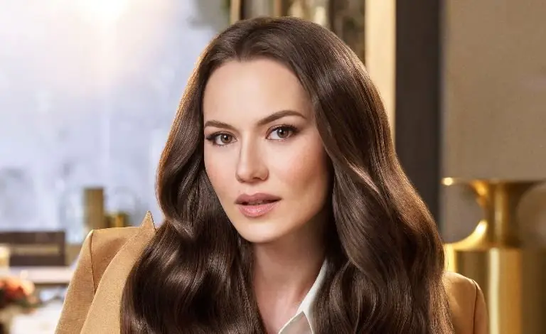 Fahriye Evcen: Chi è? Dove è nata – Altezza – Età – Serie TV – Famiglia
