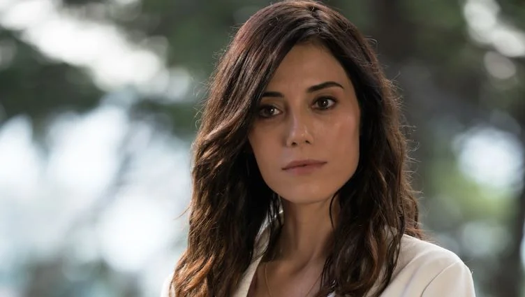 Cansu Dere: Chi è? Origini – Altezza – Età – Serie TV – Famiglia