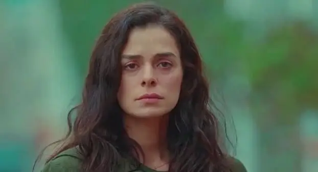 Özge Özpirinçci Chi è? Di dove è originaria – Altezza – Età – Serie TV – Famiglia