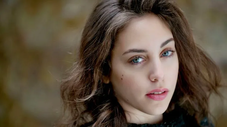 Öykü Karayel Chi è? Di dove è – Altezza – Età – Serie TV – Famiglia