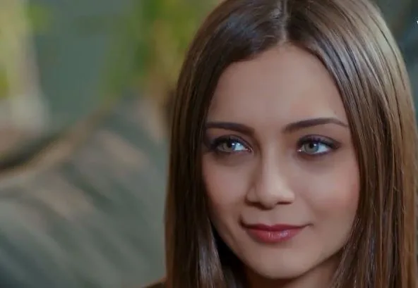 Damla Sönmez Chi è? Dove è Nata – Altezza – Età – Serie TV – Famiglia