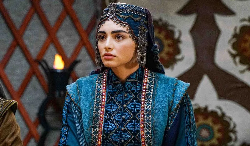 Özge Törer Chi è? Dove è nata – Altezza – Età – Famiglia – Serie TV