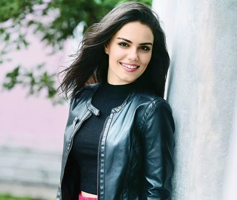 Özgü Kaya Chi è? Dove è nata – Altezza – Età – Serie TV – Famiglia