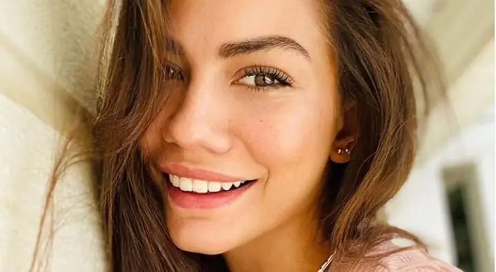 Demet Özdemir Chi è? Dove è nata – Altezza – Età – Serie TV – Famiglia