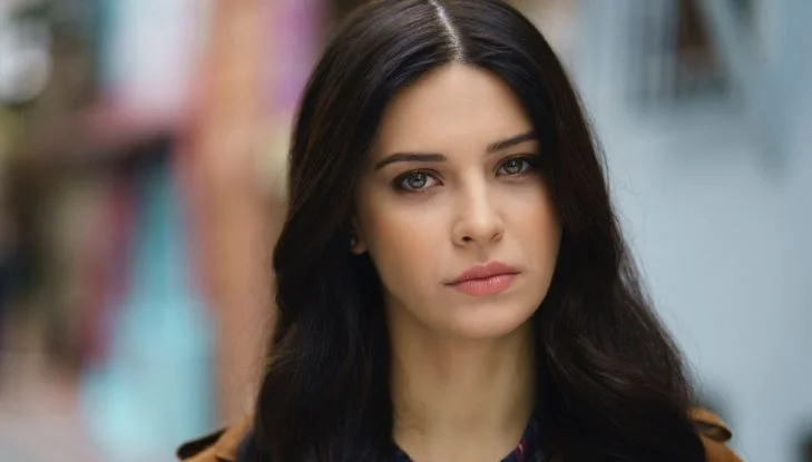 Devrim Özkan Chi è? Dove è nata – Altezza – Età – Serie TV – Famiglia