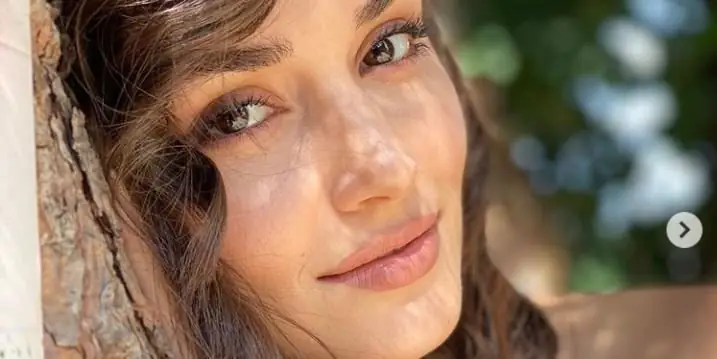 Hande Erçel Chi è? Di dove è – Altezza – Età – Serie TV – Famiglia