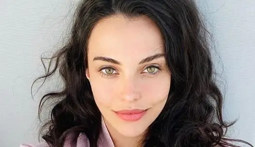 Tuvana Türkay Chi è? Dove è nata – Altezza – Età – Serie TV – Famiglia